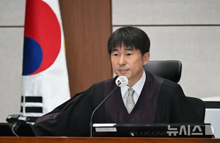 지귀연 부장판사가 서울중앙지법에서 열린 형사재판 도중 취재진의 퇴장을 지시하고 있다 / 뉴시스