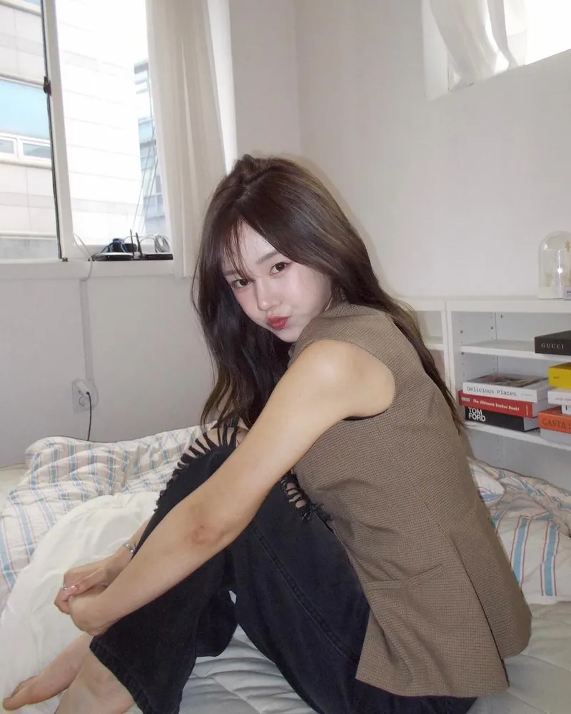 “창밖 바람 따라 흐르는 시선”…김민설, 빈방 속 여운→포근한 셀카로 눈길 / 솔로지옥4 출연자 배우 김민설 인스타그램