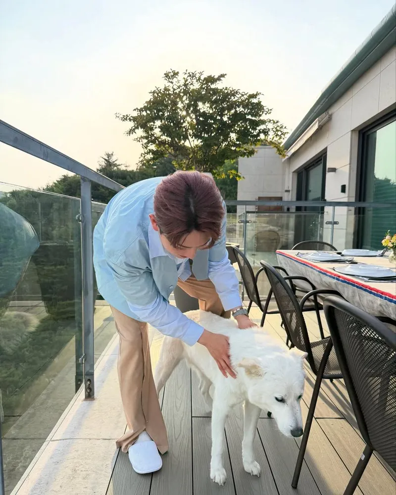 “저녁 햇살에 스민 온기”…박현호, 반려견 벗삼아→따스한 휴식 / 가수 박현호 인스타그램