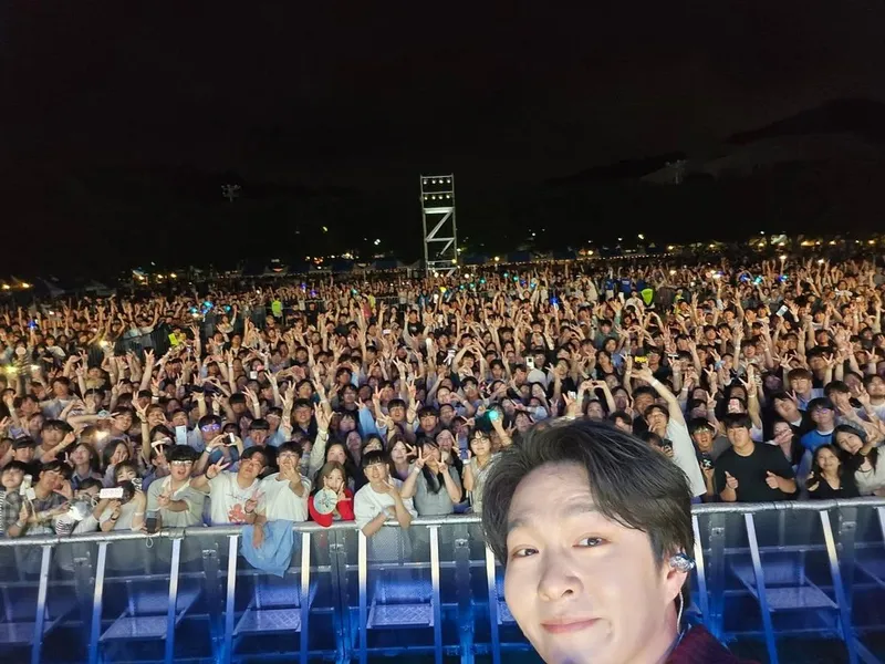 “고맙고 행복했어요”…이창섭, 밤하늘 아래 환호→열기 가득한 무대 / 그룹 비투비 이창섭 인스타그램
