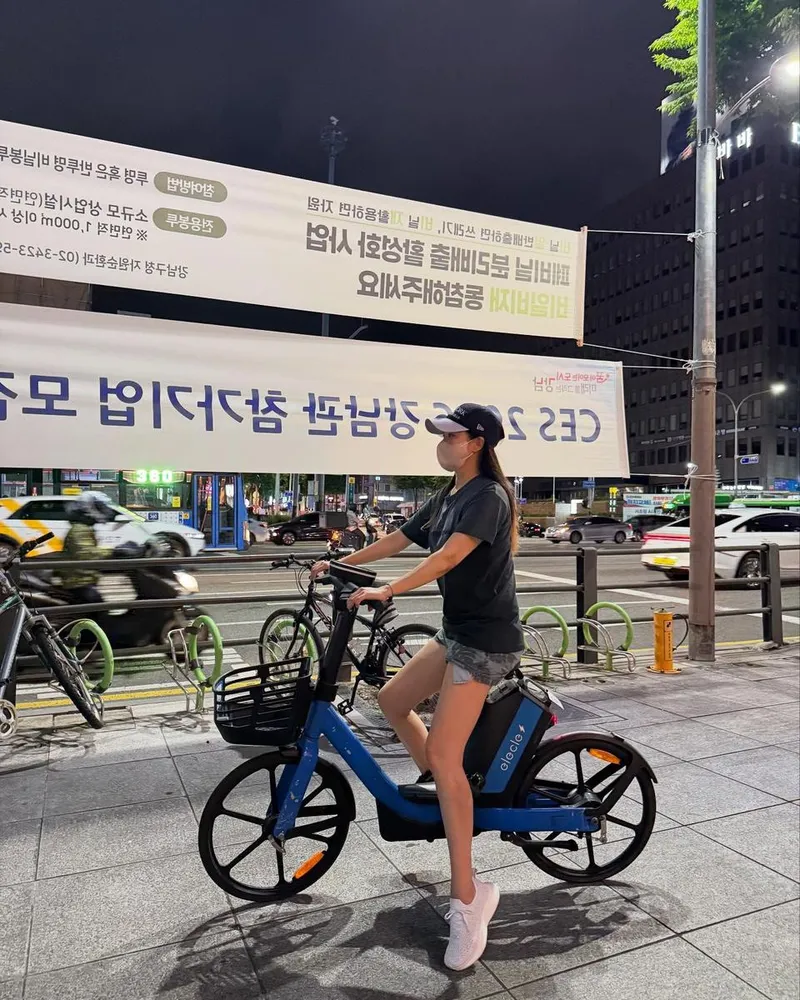 “밤공기 머금은 순간”…김희선, 여유로운 도심→자전거 위 힐링 / 배우 김희선 인스타그램
