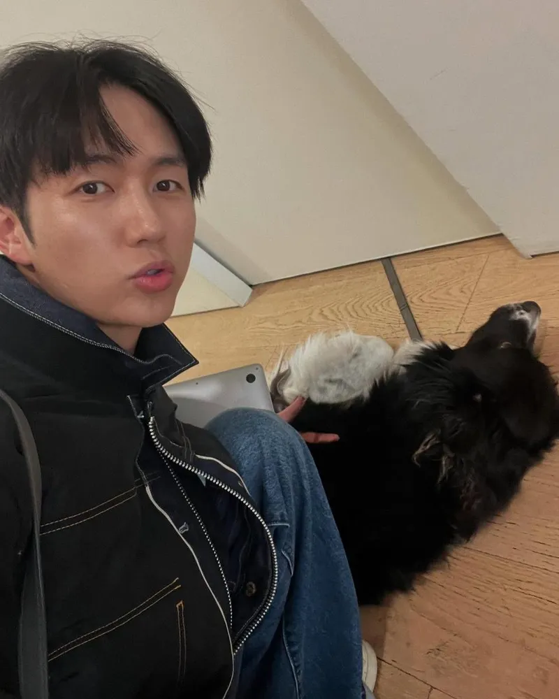 “조용히 기대어”…임슬옹, 반려견과의 저녁→일상 속 따스함 / 그룹 2AM 임슬옹 인스타그램