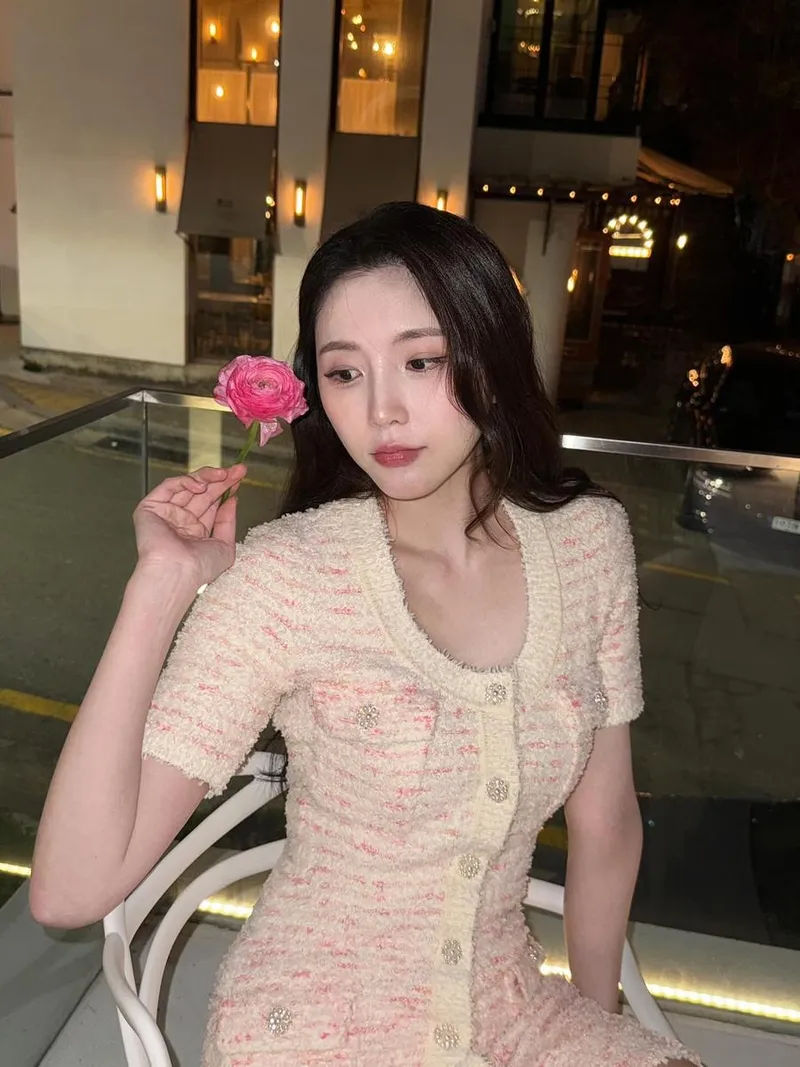“조용히 피어난 밤의 온기”…성해은, 꽃을 닮은 정적→감성 무드 절정 / 인플루언서, 유튜버 성해은 인스타그램