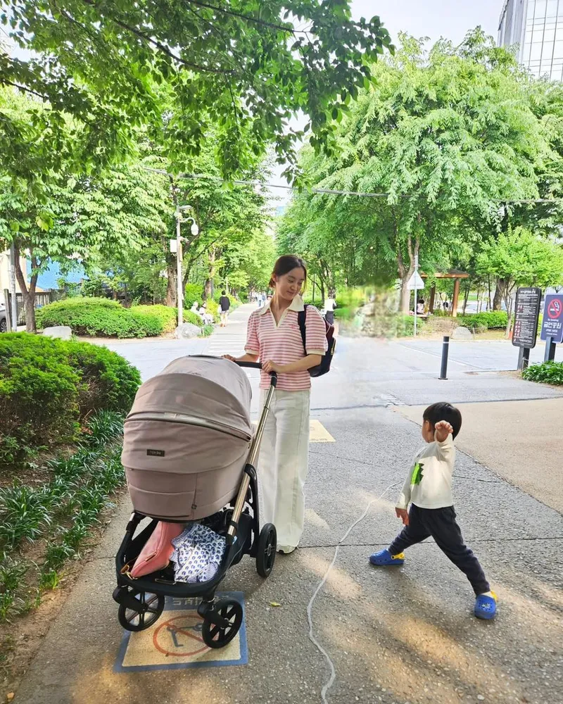 “Stay close to mommy”…우혜림, 초록길 산책→따스한 모성미 속 빛나는 미소 / 걸그룹 원더걸스 우혜림 인스타그램