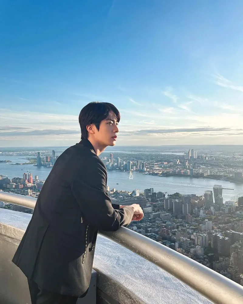 “햇살 따라 깊어진 시선”…진, 맑은 오후빛→도심 위 감성 폭발 / 방탄소년단 진 인스타그램