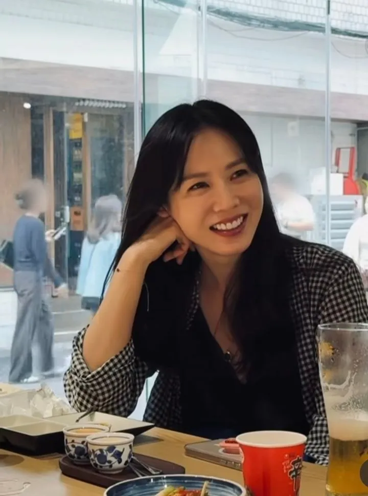 “식당서 환한 미소”…손예진, 소탈한 컵라면 한 끼→팬들 감탄