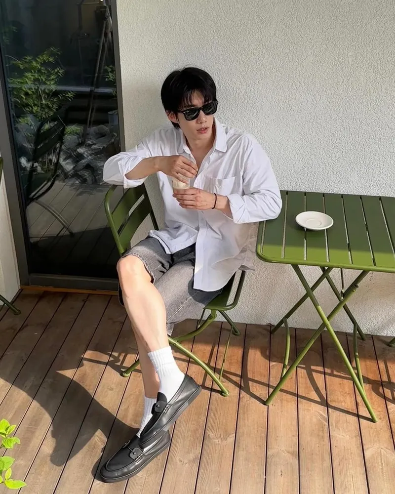 “로퍼 신기 좋은 날”…손우현, 초여름 햇살 아래→여유의 표정 / 배우 손우현 인스타그램