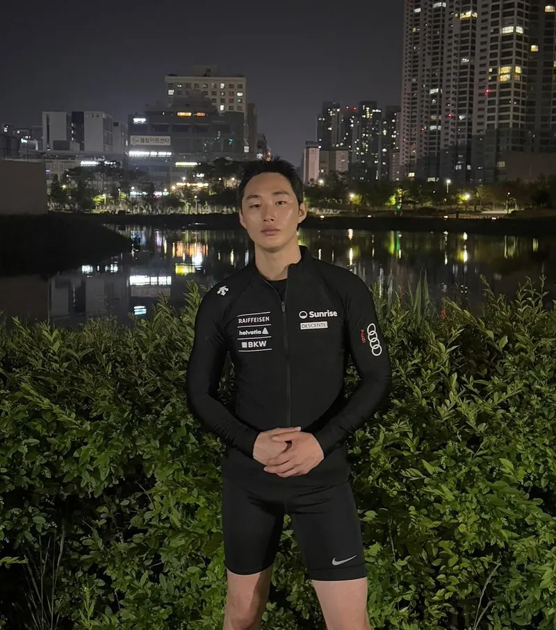 “15km의 고요한 도전”…김우주, 밤하늘 아래→존재감 압도 / 모델 김우주 인스타그램