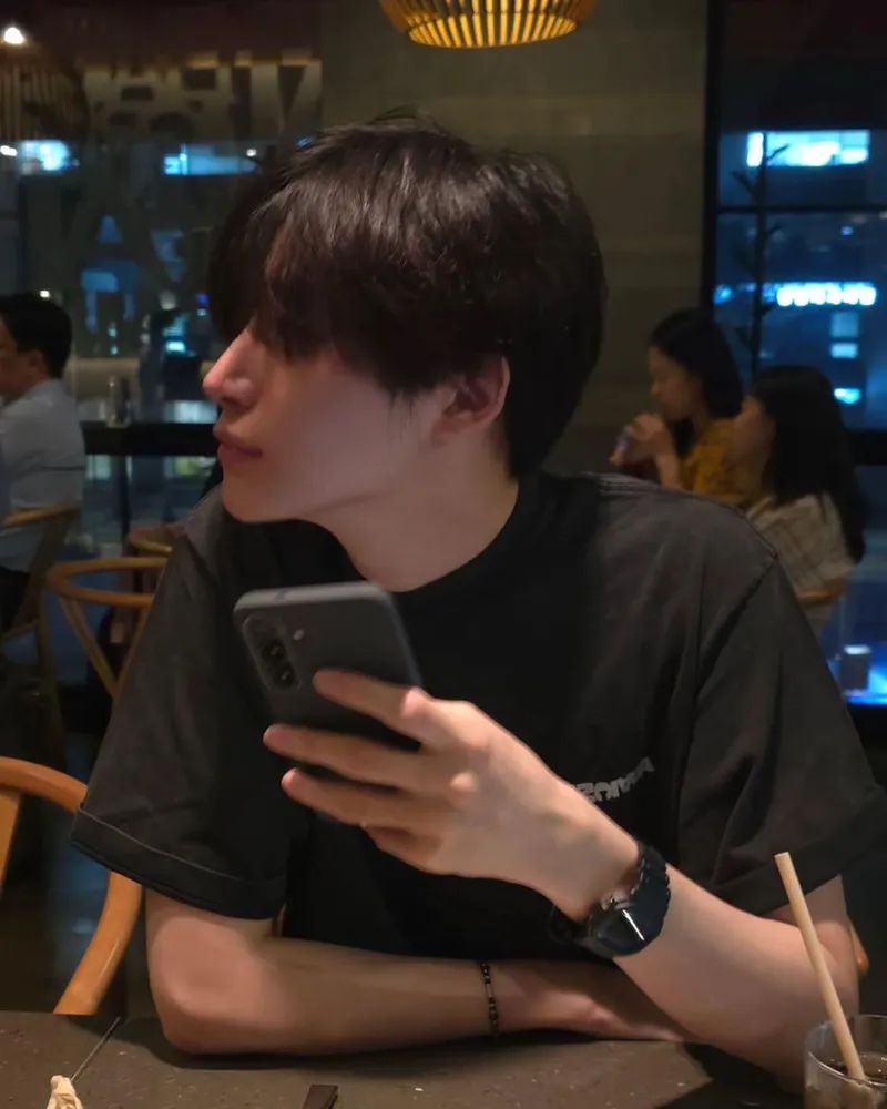 “조용한 시선 머문 밤”…정모, 은은한 조명 아래→고요한 청춘의 순간 / 그룹 크래비티 정모 인스타그램