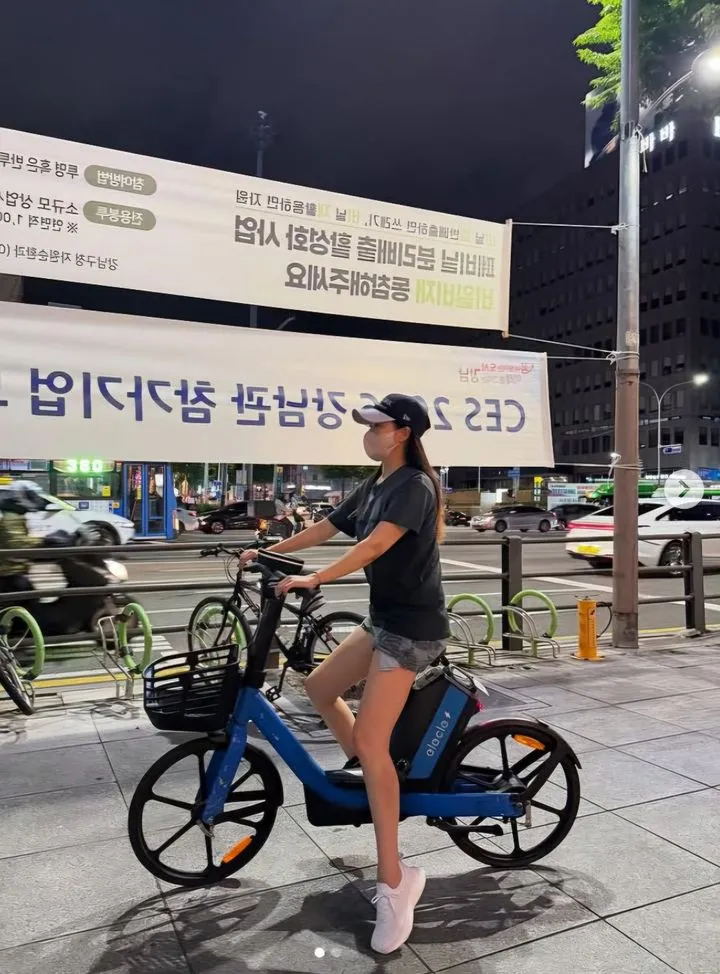 “거리 위 흔들린 실루엣”…김희선, 사진 한 장에 시선 집중→각선미 논란까지