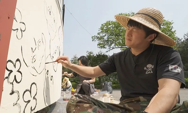 “벌러덩 쓰러진 순간”…기안84, ‘나 혼자 산다’ 벽화 봉사→현장 반전 웃음 / MBC