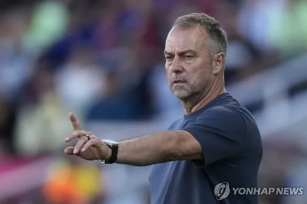 “부임 첫해 3관왕”…플리크, 바르셀로나와 계약연장→2027년까지 지휘행보 / 연합뉴스