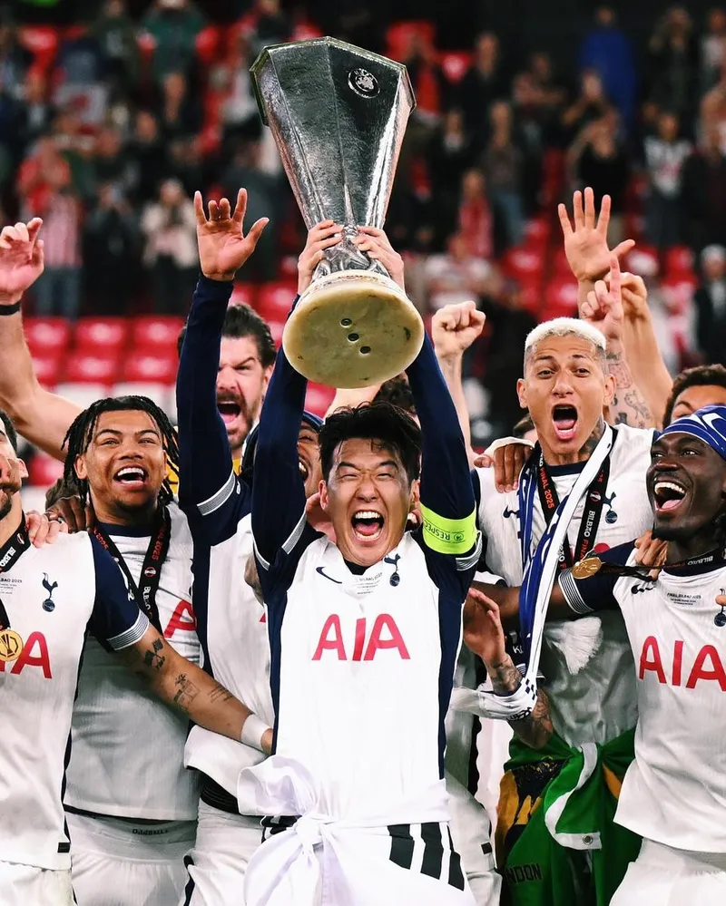 “챔피언의 순간, 벅찬 환희”…손흥민, 우승의 절정→트로피 번쩍 / 축구선수 손흥민 인스타그램