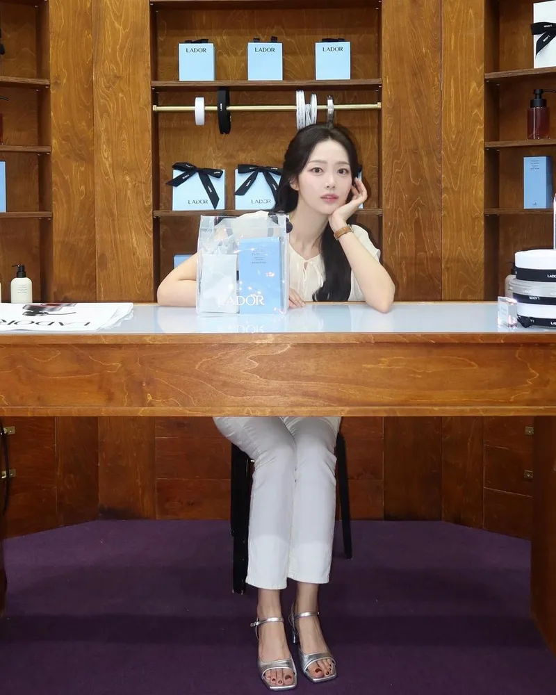 “피그 초콜릿 향에 마음 열리다”…조서연, 봄 향기 속으로→순수한 시선의 감각 / 아나운서 조서연 인스타그램