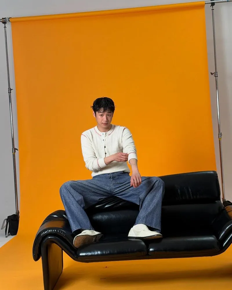 “비하인드의 여유”…정준원, 봄날 오후→무심한 눈빛 속 깊은 여운 / 배우 정준원 인스타그램
