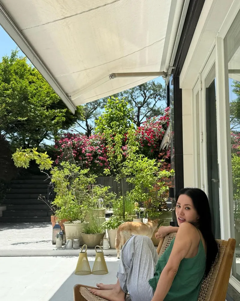 “이계절에 내가 사랑하는 장미”…엄정화, 평온한 오후→햇살 아래 쉼표 / 배우, 가수 엄정화 인스타그램