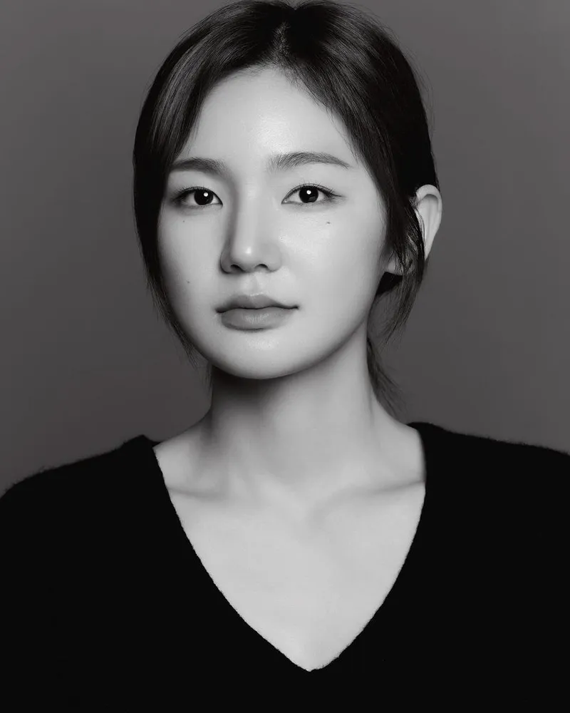 “새롭게 내딛는 첫걸음”…이은샘, 단정한 시선→감성 프로필 변신 / 배우 이은샘 인스타그램