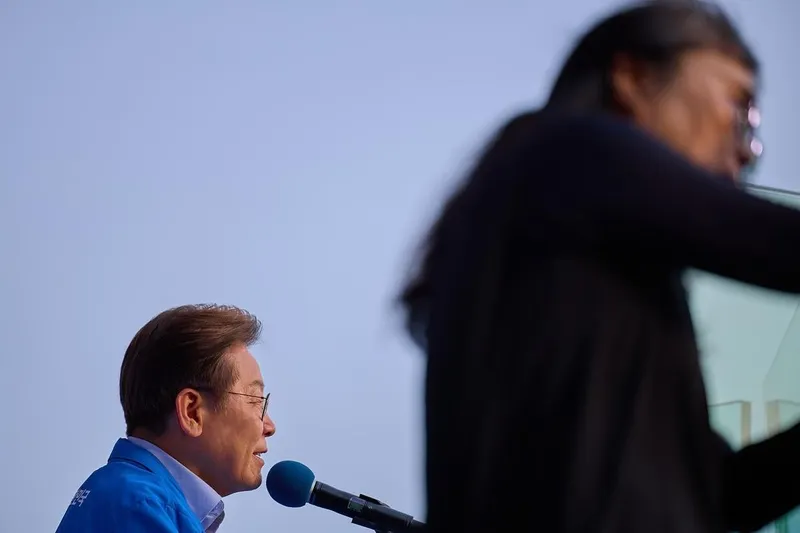 “사랑하는 인천시민 여러분”…이재명, 푸른 기운 속 진심 전한 봄날 / 정치인 이재명 인스타그램