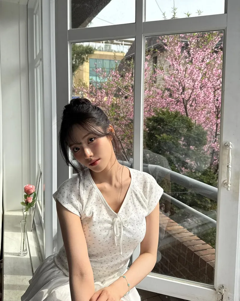 “햇살에 물든 오후”…박지원, 창가 너머 봄빛→청초 매력 가득 / 걸그룹 프로미스나인 박지원 인스타그램