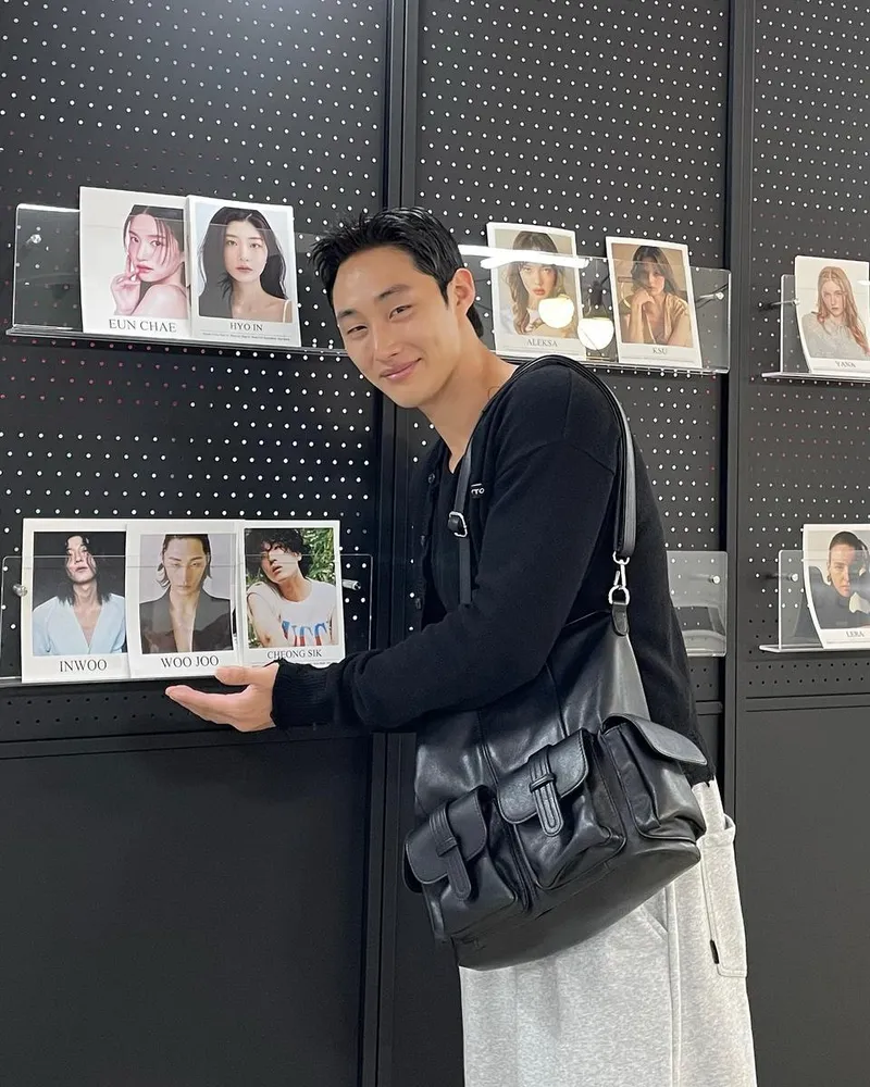 “잔잔한 미소 머금고”…김우주, 빛나는 셀프 소개→편안함 속 존재감 / 모델 김우주 인스타그램