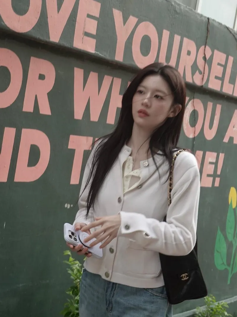 “흔들린 시선 속 봄날”…고윤정, 오후의 공기→청초한 존재감 / 배우 고윤정 인스타그램
