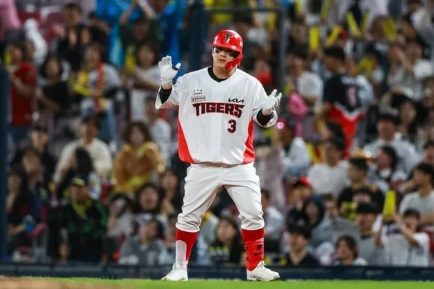 “왼쪽 종아리 근육 손상”…KIA 김선빈, 시즌 세 번째 이탈→전력 악재 / 연합뉴스