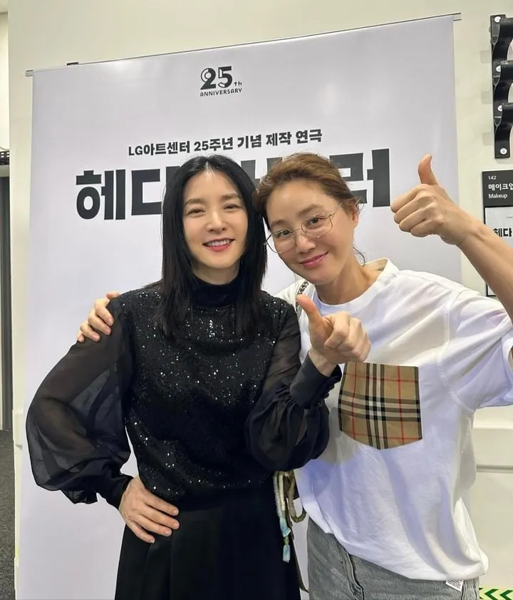 “경이로운 투샷”…김성령·이영애, 50대 맞나→동안 미모에 감탄 쏟아져