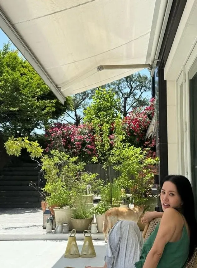 “한남동 50억 빌라 속 미소”…엄정화, 장미꽃 품은 일상→차기작 기대감