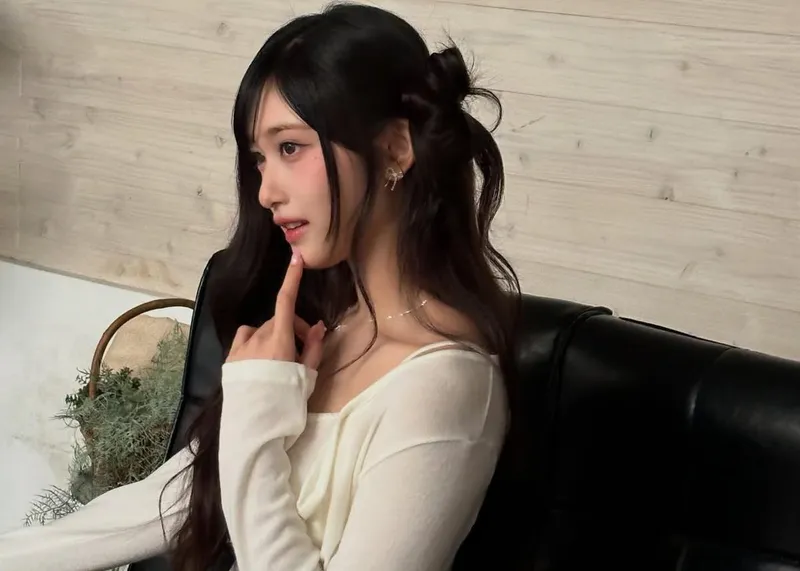 “조용히 피어난 설렘”…이서, 봄빛 속 깊은 눈맞춤→청순 미모 / 걸그룹 아이브 이서 인스타그램