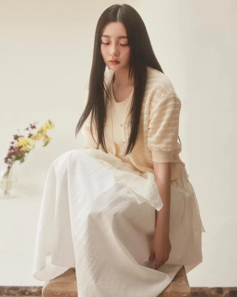 “고요한 시선에 잠겼다”…김민하, 봄빛 아래 사유→청초함 절정 / 배우 김민하 인스타그램