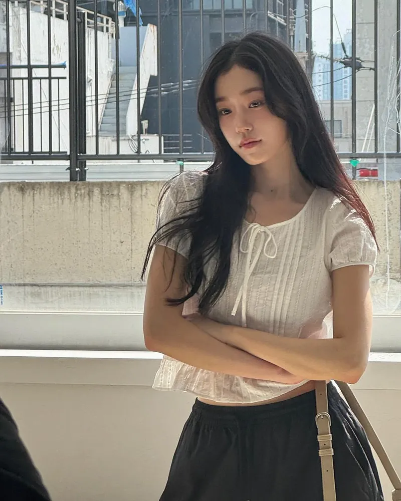 “여름 빛 머금은 순간”…노윤서, 햇살 아래 고요한 여운→청초한 빛의 일상 / 배우 노윤서 인스타그램