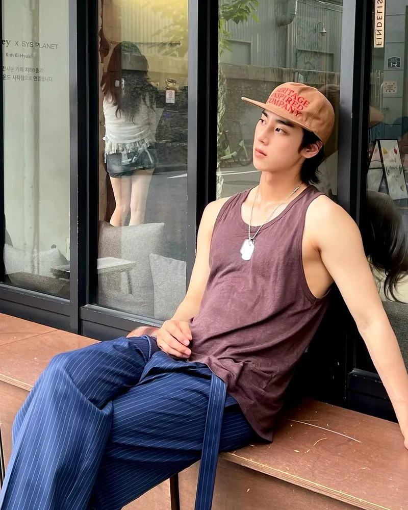 “아직은 여운이 머문 계절”…지호근, 깊은 시선→초여름 햇살 아래 담담함 / 배우 지호근 인스타그램