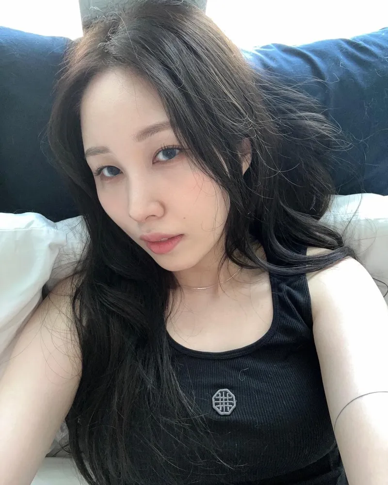 “안뇽”…권진아, 맑은 눈빛에 스며든 오후→나른한 셀카 / 가수 권진아 인스타그램