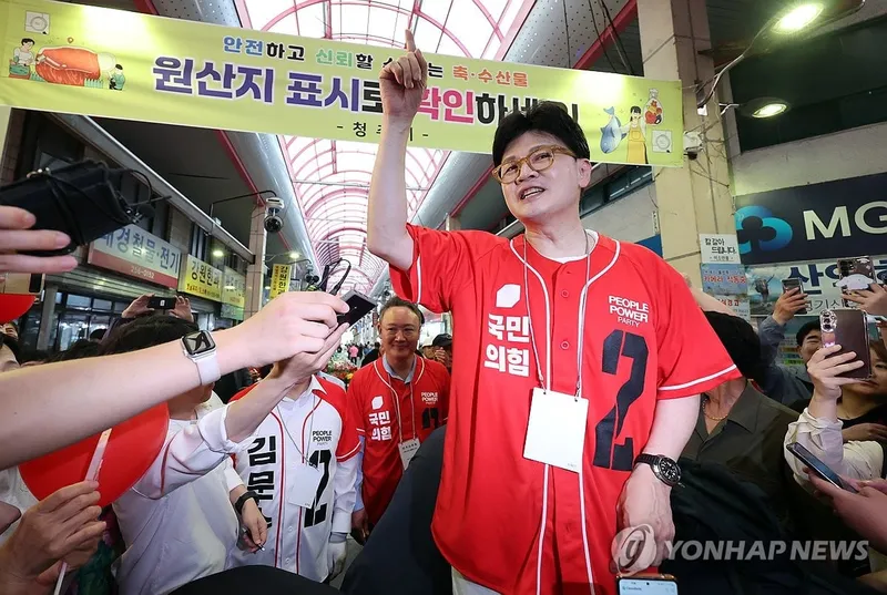 청주 육거리시장에서 유세 중인 한동훈 전 국민의힘 대표 / 연합뉴스