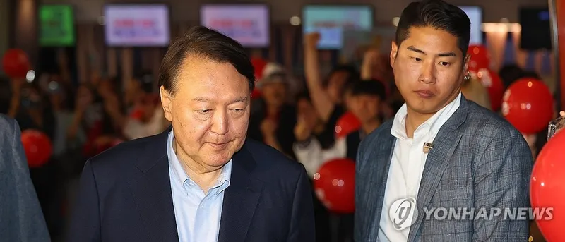 윤석열 전 대통령이 서울 동대문 메가박스에서 '부정선거' 다큐멘터리 영화를 관람하기 위해 상영관으로 향하고 있다 / 연합뉴스