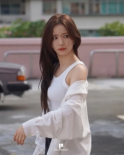 “흩날리는 머릿결 따라”…신세경, 초여름 오후→청량 미(美) 폭발 / 배우 신세경 인스타그램