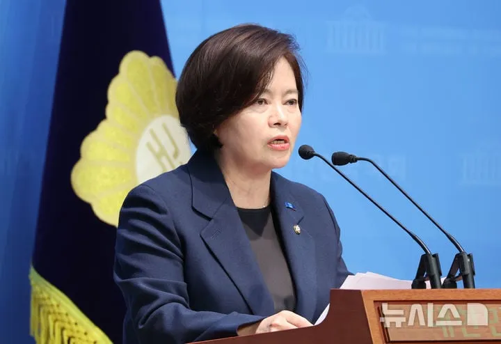정춘생 의원이 지난달 국회 소통관에서 기자회견을 열고 있다 / 뉴시스
