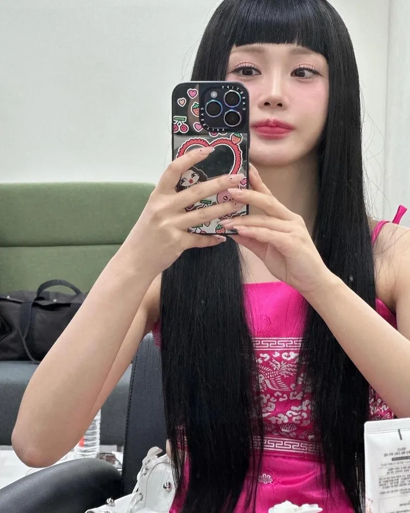 “거울 너머 다른 나를 만난 듯”…홍지윤, 초여름 셀카→몽환적 변신 / 가수 홍지윤 인스타그램