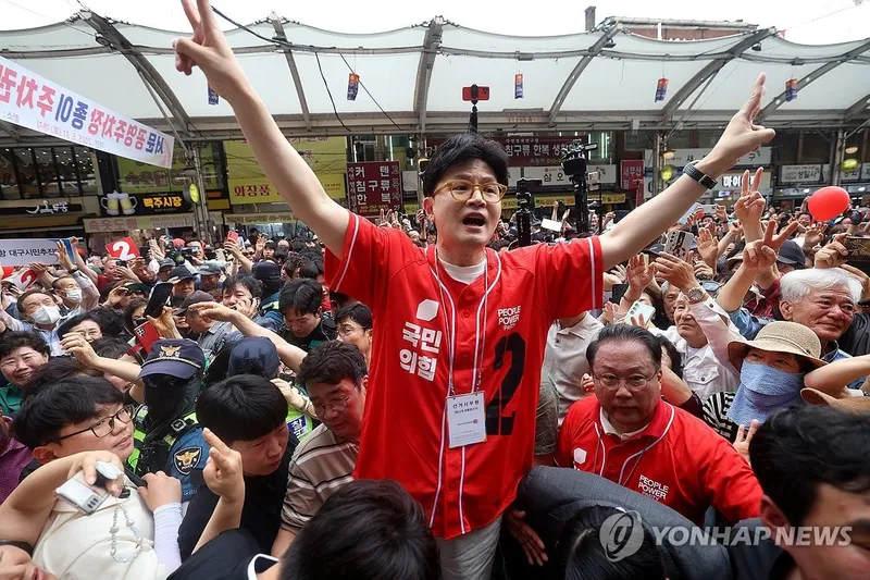 한동훈 전 대표가 21일 대구 서문시장에서 김문수 후보 지원 유세를 벌이고 있다 / 연합뉴스