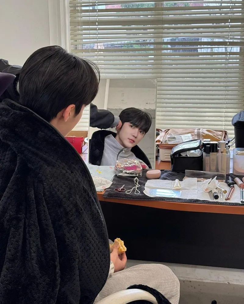 “창밖을 닮은 시선”…하유준, 준비 전 고요→거울 속 봄날 눈빛 / 배우 하유준 인스타그램