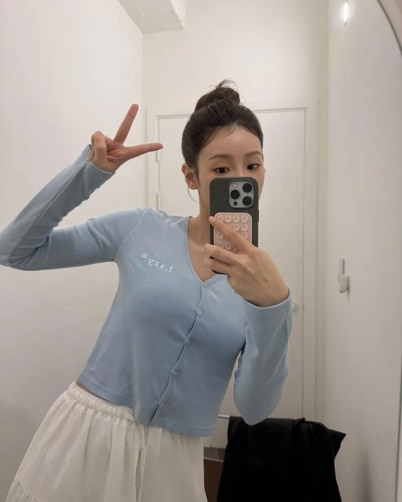 “3년 전 그 잔머리처럼”…이유정, 장난기 가득 봄날→거울 셀카로 근황 전해 / 환승연애3 출연자 모델 이유정 인스타그램