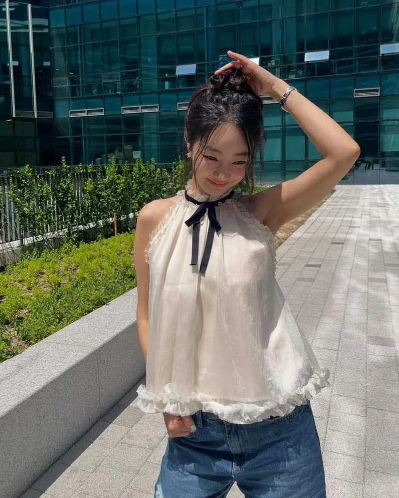 “오늘 참 더웠죠”…서효림, 햇살 아래 웃음→청량한 여름 변신 / 배우 서효림 인스타그램