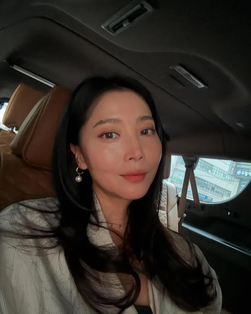 “차분함 속에 스며든 미소”…오윤아, 퇴근길 여운→고요한 도시의 무드 / 배우 오윤아 인스타그램