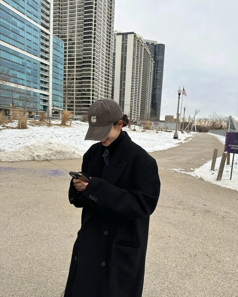 “더워질때 중화시켜줄 겨울”…카리나, 고요한 미소→눈 내린 오후 산책 / 에스파 카리나 인스타그램