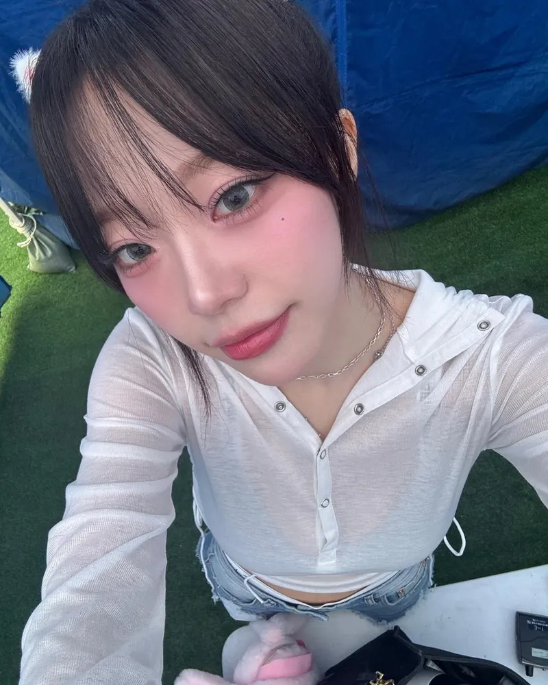 “완전 MZ같다 뿌듯”…김지원, 경쾌한 눈빛→초여름 셀카 압도 / 걸그룹 시그니처 김지원 인스타그램