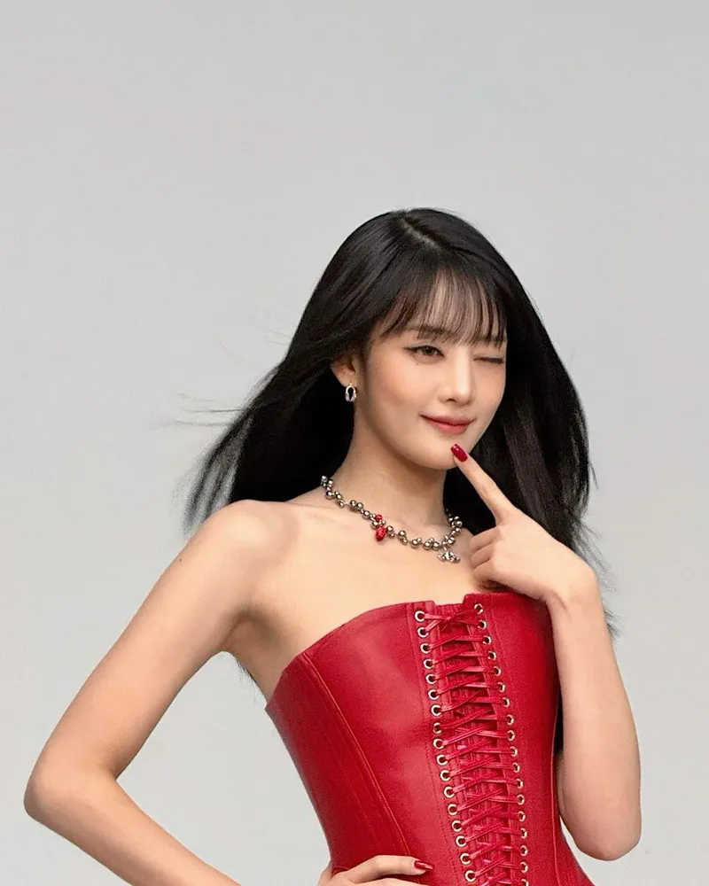 “작은 깜짝 선물 있어요”…민니, 당당한 미소→레드 시크 완성 / 걸그룹 아이들 민니 인스타그램