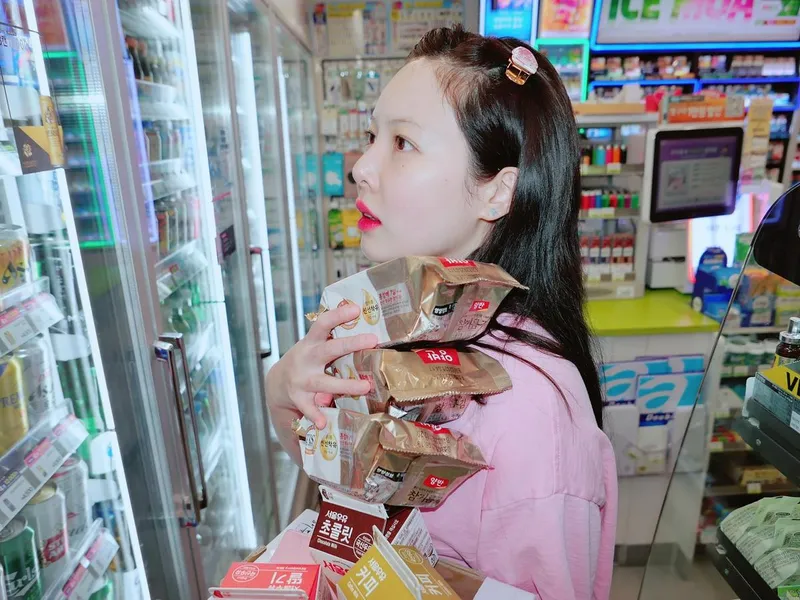 “분홍빛 밤, 선택의 순간”…현아, 편의점 감성→사소함마저 특별하게 / 가수 현아 인스타그램