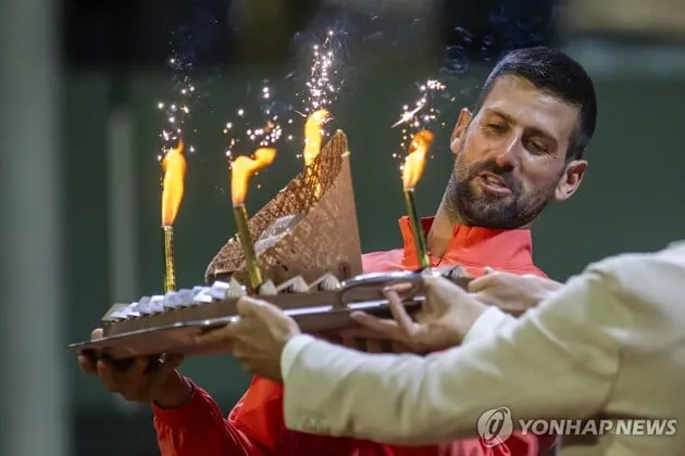 “생일 4강행 자축”…조코비치, 제네바오픈 역전승→100번째 우승 도전 / 연합뉴스