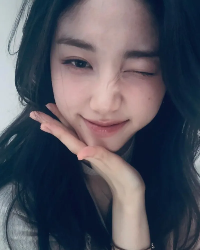 “눈웃음이 남긴 따스함”…이레, 싱그런 아침→청초함 물든 셀카 / 배우 이레 인스타그램