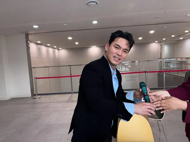 “감개무량의 진짜 뜻을 알 듯”…천록담, 봄날의 마이크 선물→벅찬 미소 / 가수 천록담 인스타그램